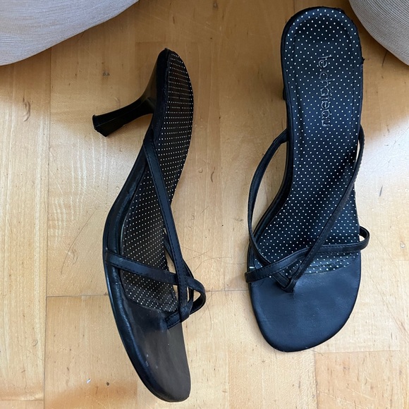 Le Chateau strappy kitten heel mules - Picture 2 of 5